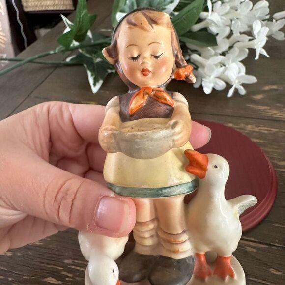 Hummel Goebel” Be Patient” Girl Feeding Ducks Vintage Rare FULL BEE Trademark - Picture 5 of 7